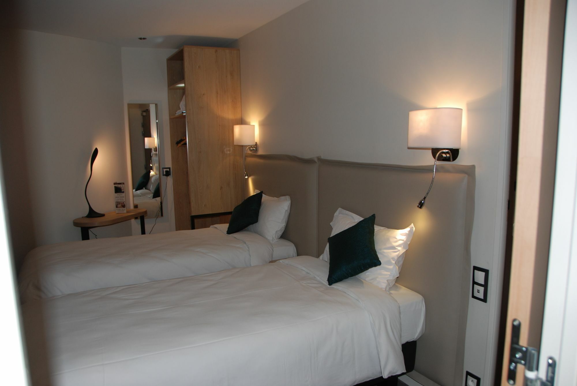 Hotel Courcelles Mederic Paris Exterior foto